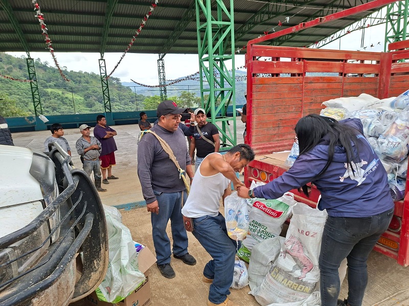 Julio Menchaca Continua la Entrega de Ayudas y Apoyos a Municipio y Comunidades Siniestradas por la Lluvias
