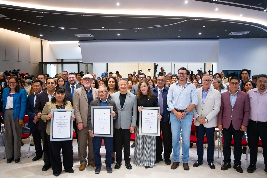 Julio Menchaca entrega Premio Hidalgo de Ciencia y Tecnología 2025