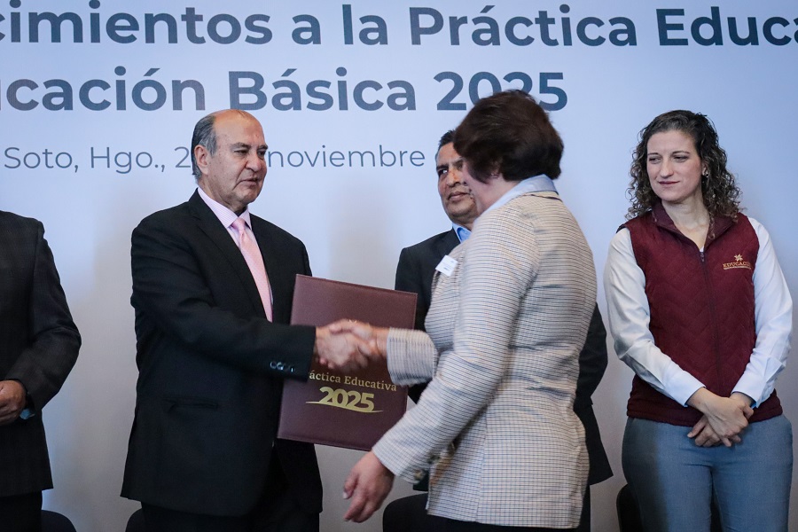 Entregan Medallas y Reconocimientos a  111 Maestros y maestras Docentes en la Práctica Educativa 2025