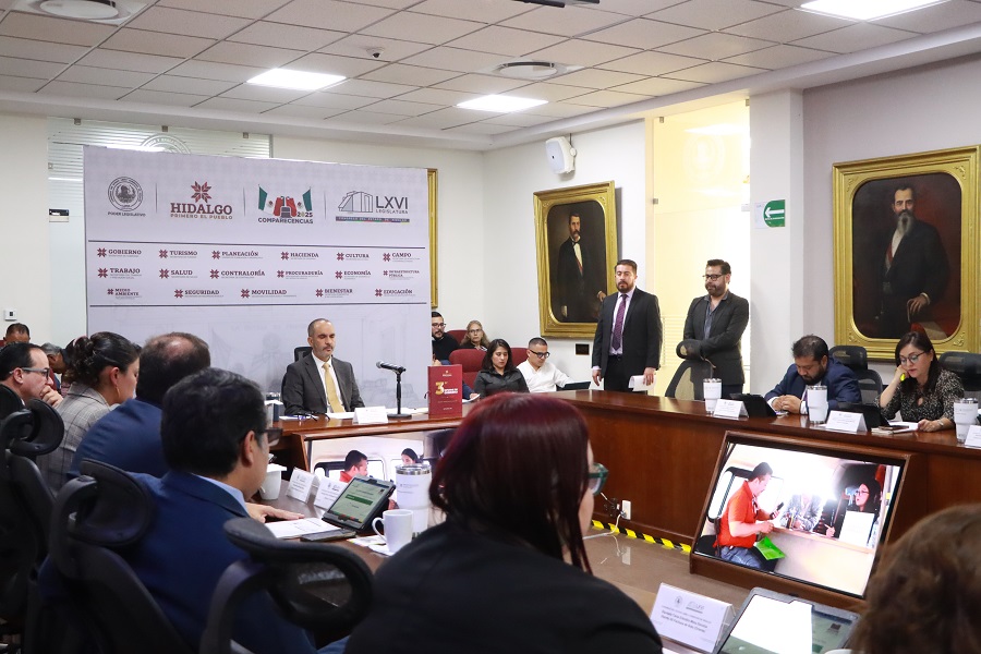 Mujer Irrumpe la Comparecencia del Procurador y le Reclama Airadamente Sobre el Homicidio de su Hermano Alan Omar Olguín