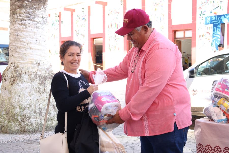 Artesanos Damnificadas Reciben Apoyos del Gobierno de Hidalgo y Fonart