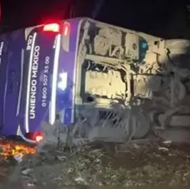 Autobús de Pasajeros Futura Cayó a Un Barranco en Chalchocotipa, Municipio de Tlanchinol: Saldo 5 Muertos y 27 Heridos