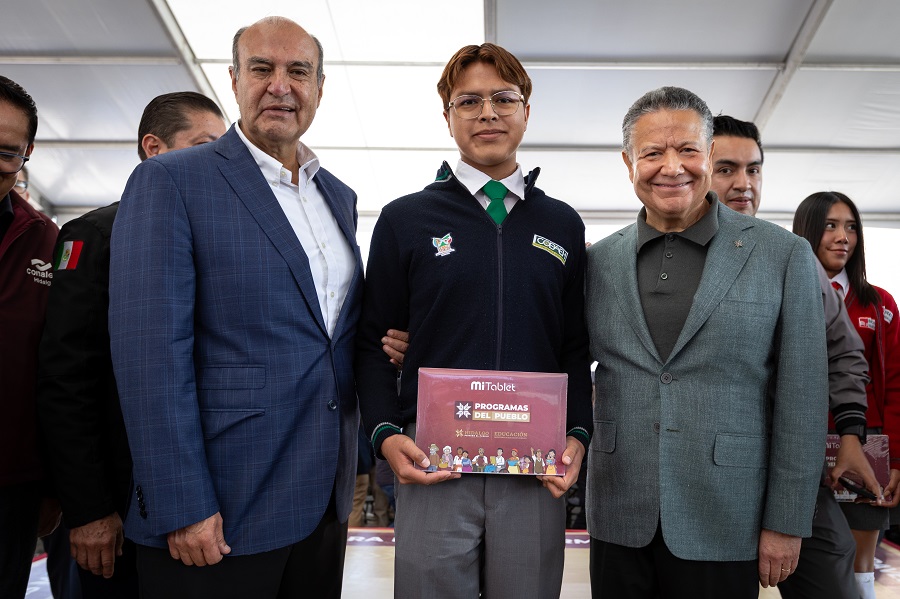 Julio Menchaca Entrega 10 Mil Tabletas a Estudiantes de Nivel Medio Superior