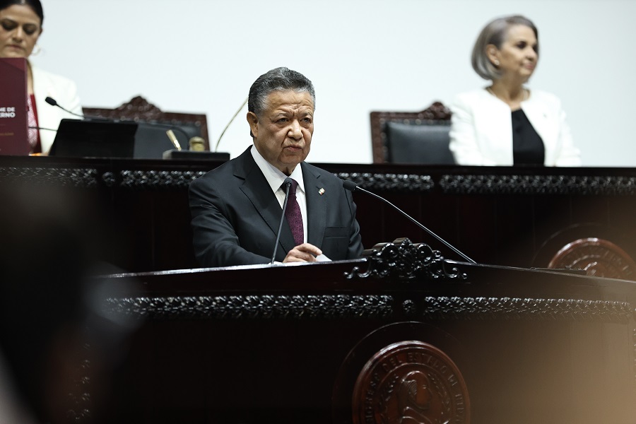 Julio Menchaca presentó iniciativas para fortalecer al servicio público