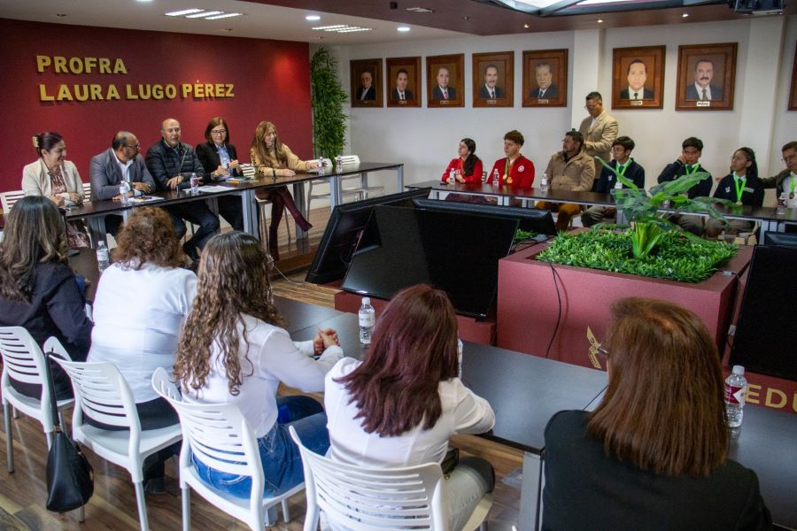 Natividad Castrejón reconoce a estudiantes ganadores de ExpoCiencias Nacional 2025