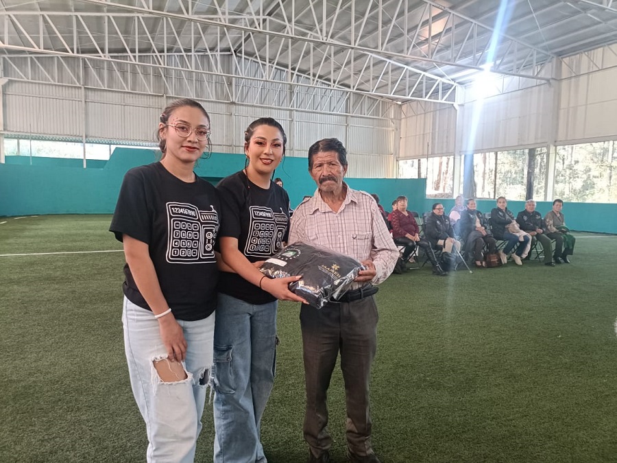 Universidad Tecnológica de la Sierra Hidalguense Como Parte del Programa “Abriga a un Adulto Mayor”, Entrega Chamarras a Personas Mayores