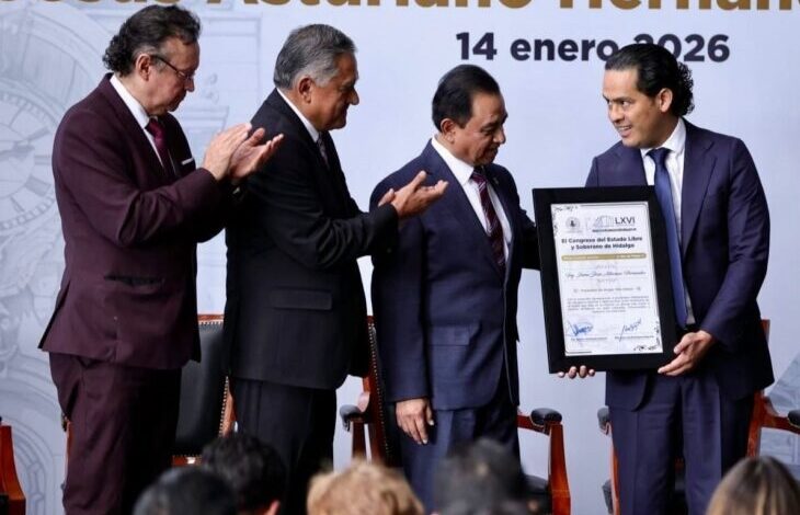 Andrés Velázquez Vázquez, entregó la distinción “La Mina del Tiempo”, de manera póstuma, a Jaime Jesús Asturiano Hernández, fundador del Grupo Tele Urban