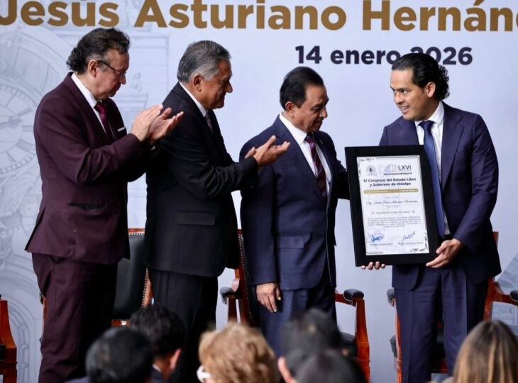 Andrés Velázquez Vázquez, entregó la distinción “La Mina del Tiempo”, de manera póstuma, a Jaime Jesús Asturiano Hernández, fundador del Grupo Tele Urban