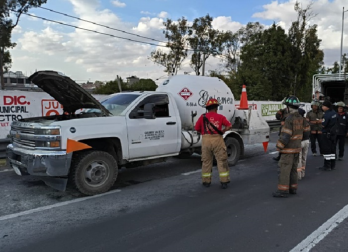 Cierre en la Autopista México-Pachuca Por Fuga de Gas LP de una Pipa.