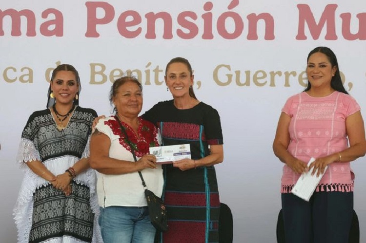 En Coyuca de Benítez, Presidenta Claudia Sheinbaum Entrega Tarjetas de La Pensión Mujeres Bienestar; Más de 74 Mil Mujeres Reciben Este Apoyo en Guerrero