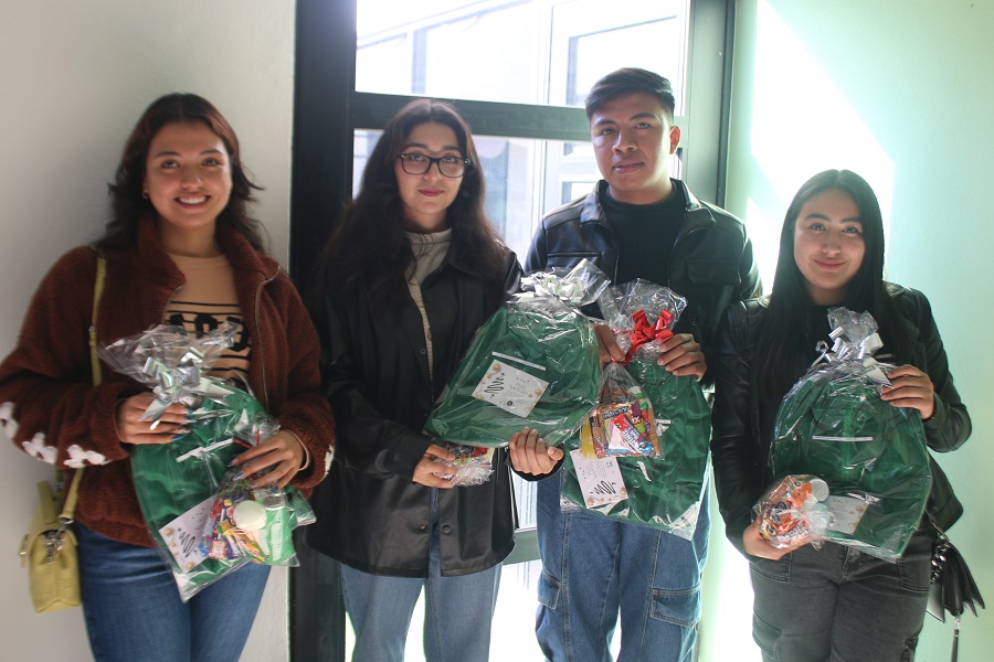 Estudiantes de la UTSH donan sudaderas al Sistema DIF Hidalgo