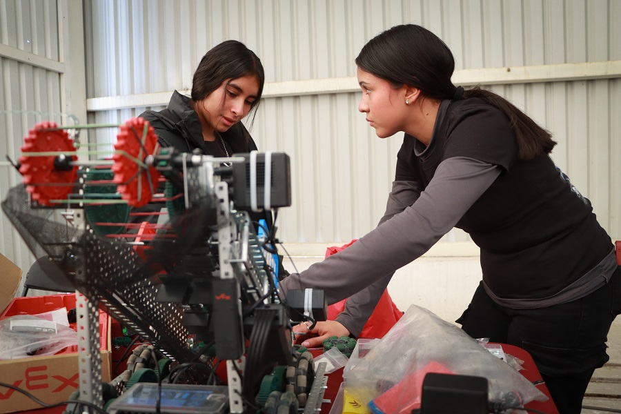 Julio Menchaca Consolida Formación de Hidalguenses en Áreas STEM