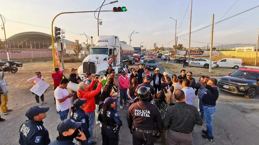 Se Desactiva Bloqueo Vía. Se Abre un Carril Central del bulevar Santa Catarina de Pachuca