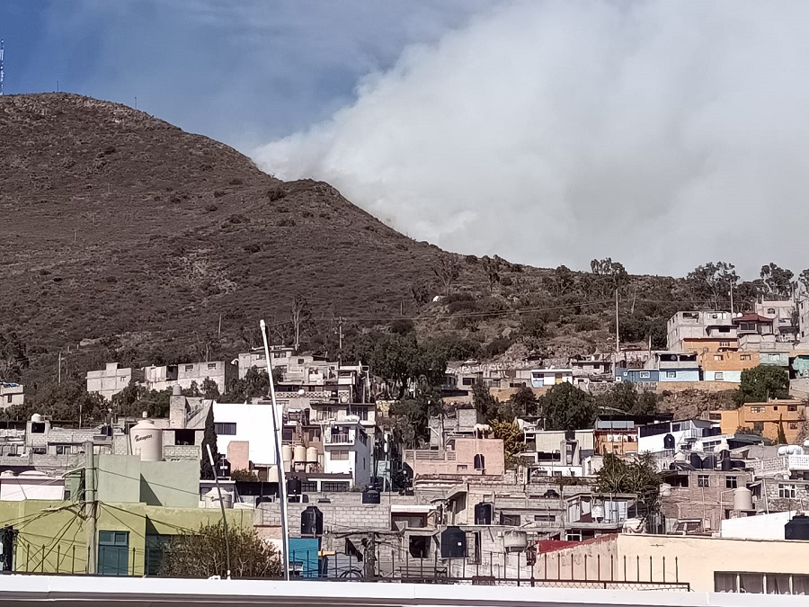SEMARNATH encabeza el combate a incendio de interfaz urbano tipo 3 en la serranía de Pachuca