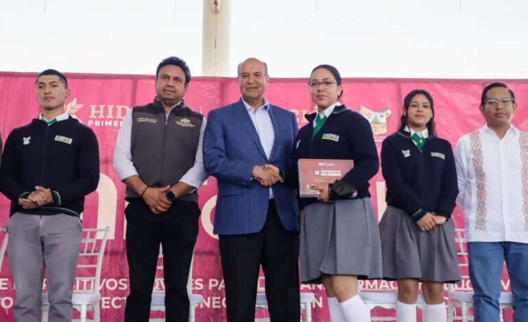 Entregan 2 mil 925 Tabletas a Estudiantes del Cobaeh