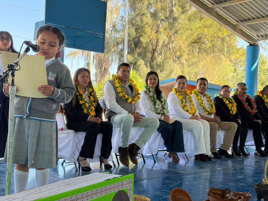 SEP Federal y Estatal  Fortalecen Educación Intercultural Con Entrega de Libros En Hñähñu
