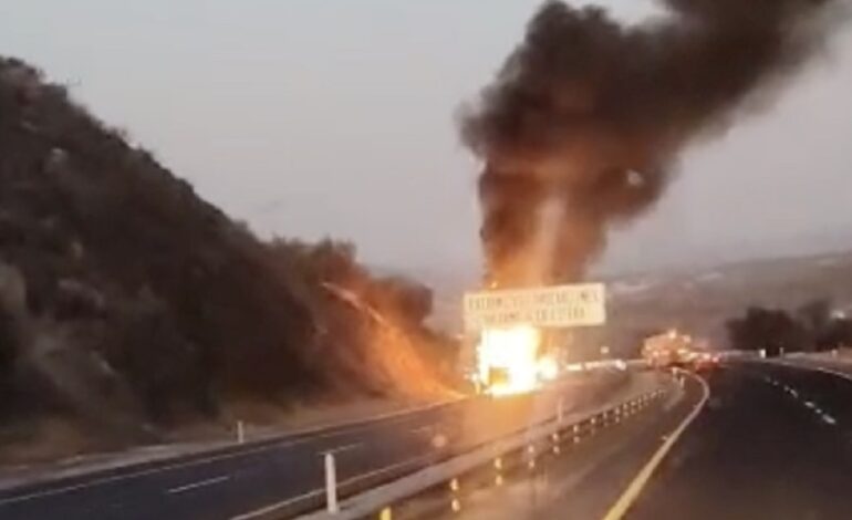 Un Trailer Se Incendia en La Autopista México-Tuxpan a La Altura de  La Comunidad de Azelotla