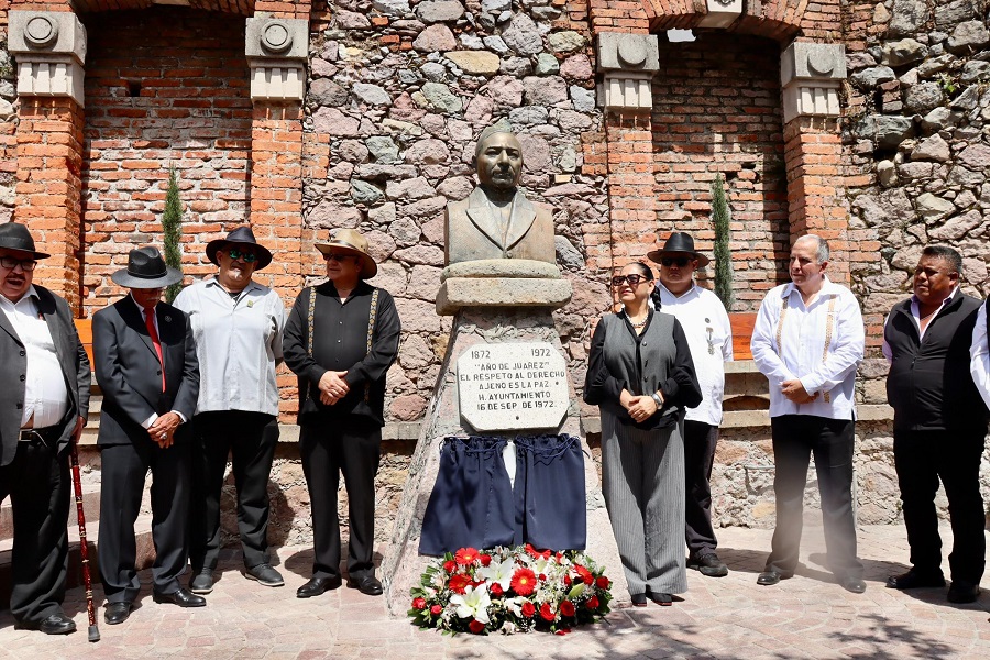 Colocan Placa Conmemorativa en Honor al Benemérito en Mineral del Chico