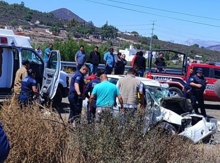 Dos Personas Muertas y Cuatro Lesionadas Saldo del Impacto de Plataforma de un Tractocamión a un  Automovil en  la Carretera Federal Pachuca-Actopan