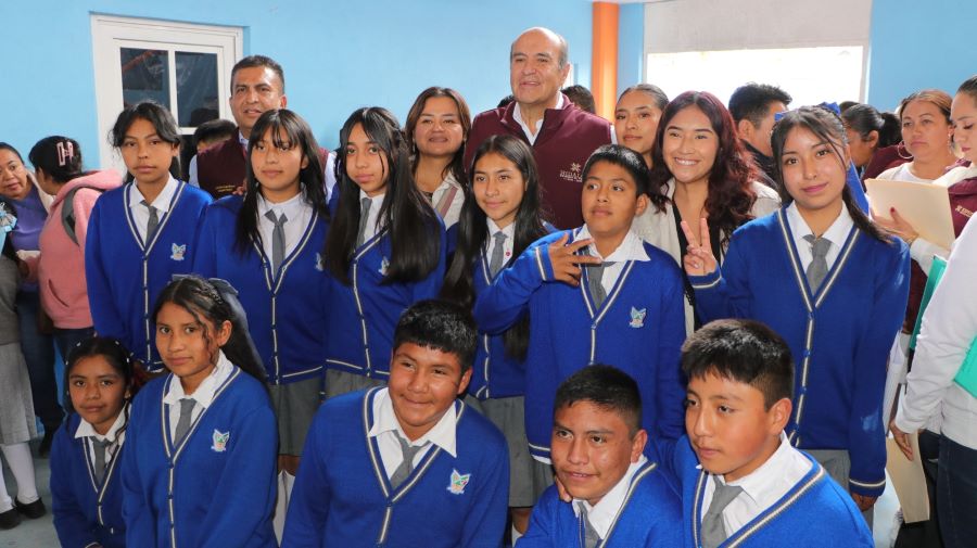 Entregan Apoyos Educativos a más de 50 planteles en Pacula