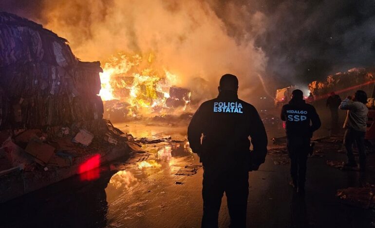 Incendio en la Empresa Bio Pappel, Ardieron 500 pacas de cartón, 600 kilogramos, Bomberos Tardaron más de 18 Horas en Sofocarlo