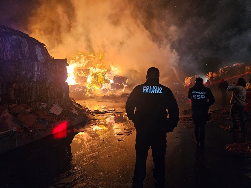 Incendio en la Empresa Bio Pappel, Ardieron 500 pacas de cartón, 600 kilogramos, Bomberos Tardaron más de 18 Horas en Sofocarlo