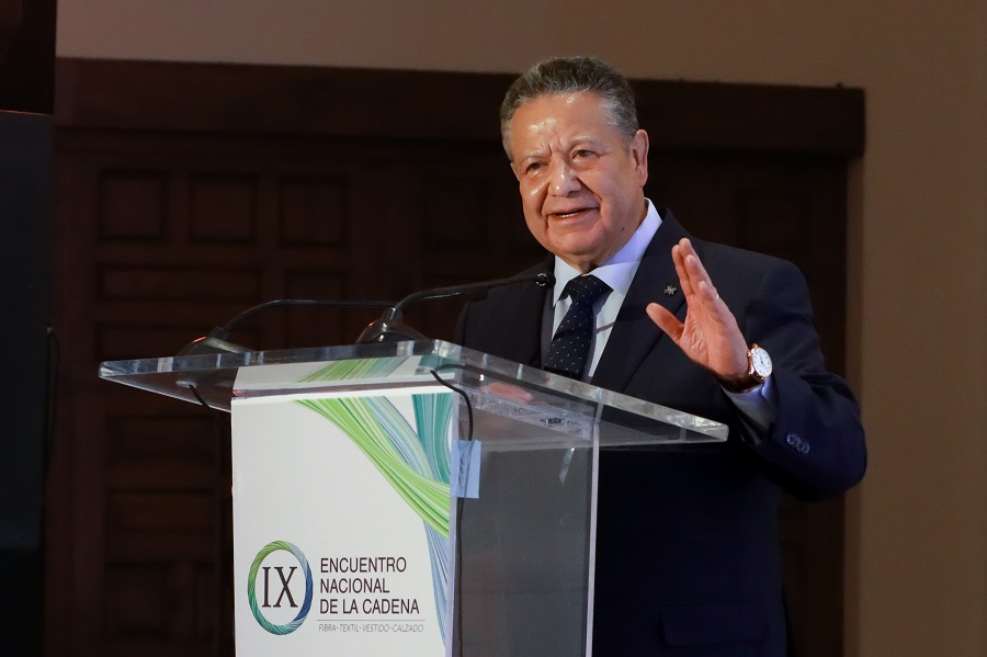 Julio Menchaca cobija a la cadena Fibra-Textil-Vestido-Calzado