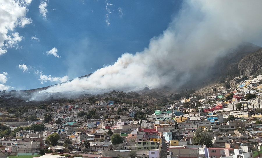 Incendio del Cerro San Cristobal Causo Pánico en Pachuca, Debido a una Densa Cortina de Humo que invadió grandes sectores