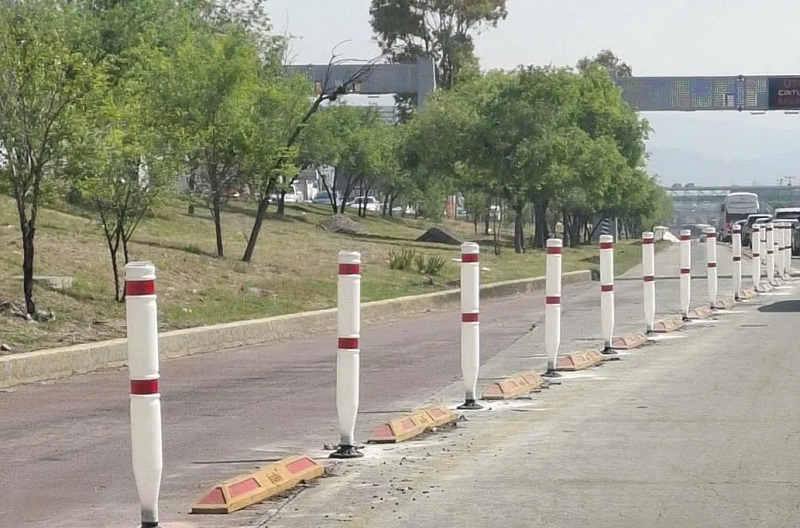 Para Evitar que Automovilistas Invadan el Carril Exclusivo del Tuzobús  Colocan Postes.