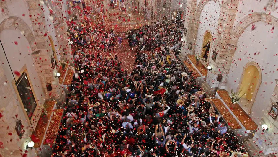 Lluvia de Pétalos Reunió Miles de Fieles en la Parroquia de la Purísima Concepción en Mineral del Chico