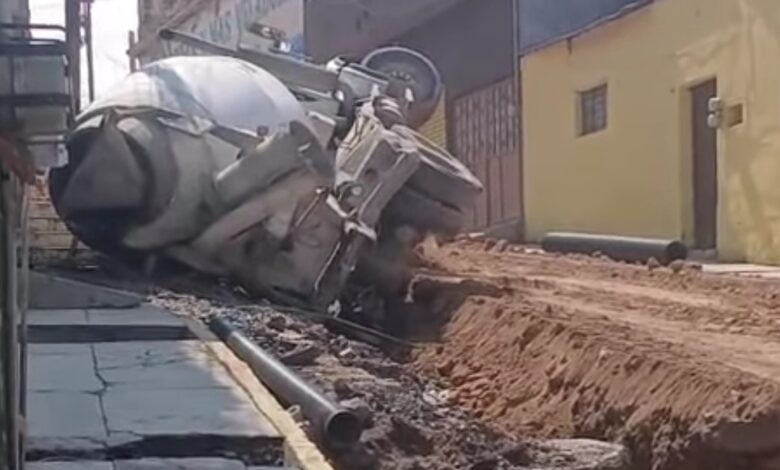 Volcó una Revolvedora en La Calle de Arista Barrio de la Surtidora