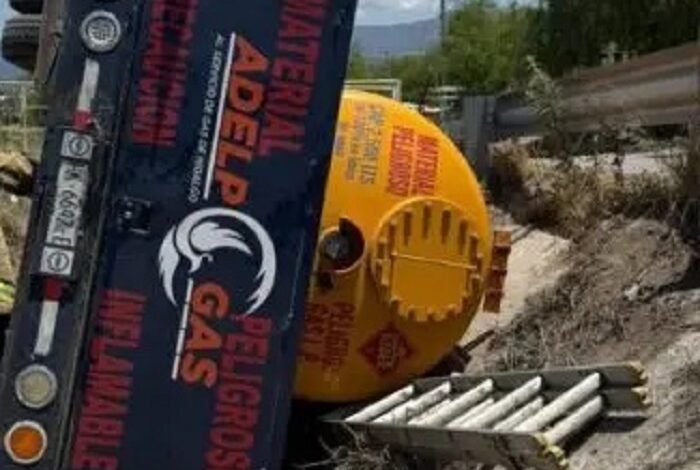 Volcó una Pipa Cargada con Gas LP la tarde de Este Lunes, en la Comunidad de Huaxtho