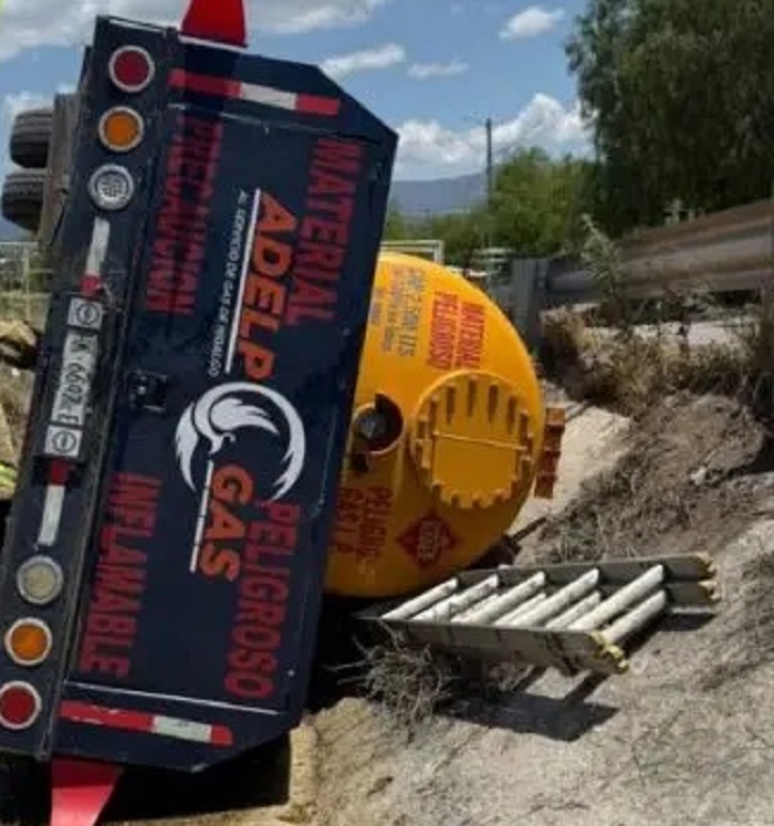 Volcó una Pipa Cargada con Gas LP la tarde de Este Lunes, en la Comunidad de Huaxtho