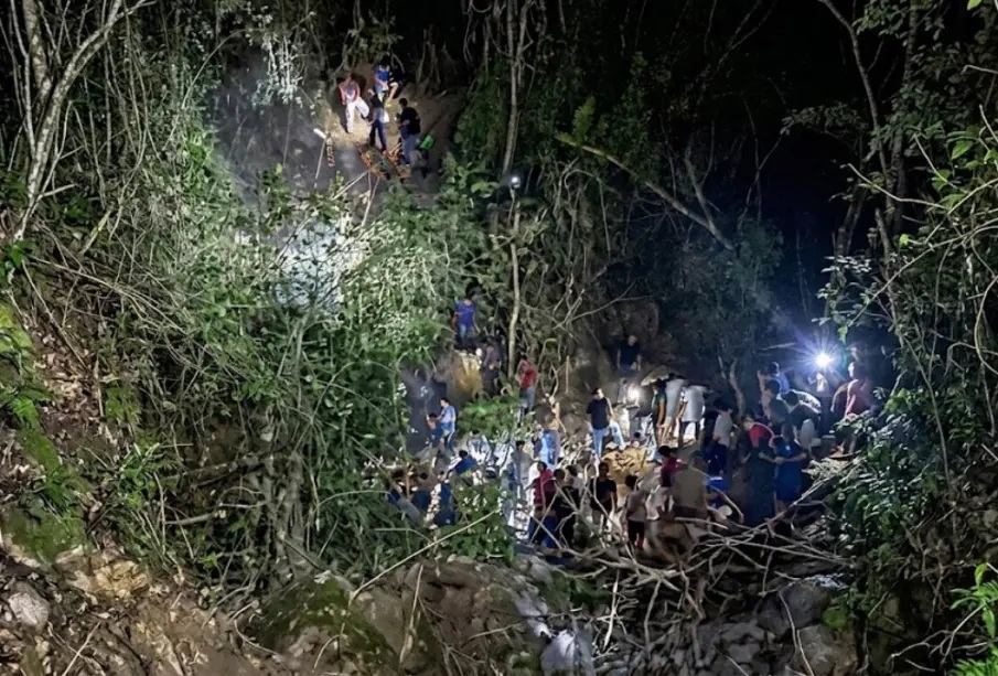 Camión Cayó en un Barranco en Tenango, Municipio de Tepehuacán de Guerrero, Hidalgo. Saldo 2 Muertos y 18 Heridos