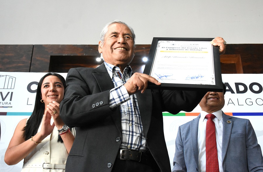 Congreso de Hidalgo entregó la distinción “La Mina del Tiempo” al Músico Adelfo Hernández.