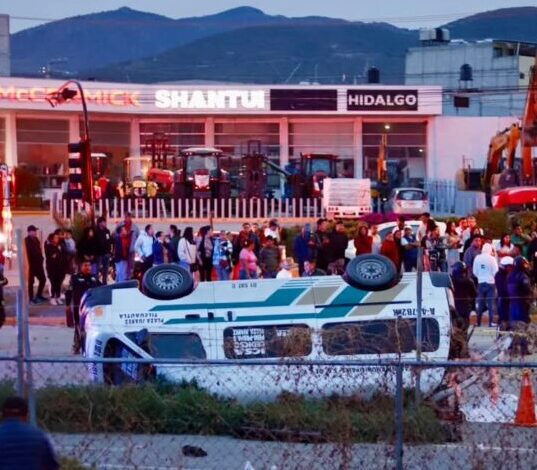 Volcó Colectiva Sobre El Bulevar Minero en Pachuca; Saldo Un Muerto y 17 Heridos