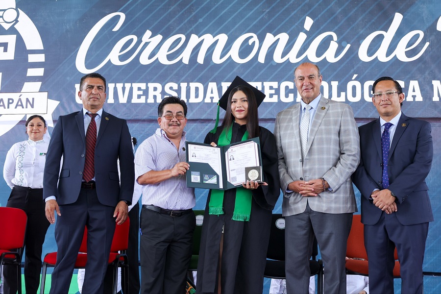 Natividad Castrejón encabeza entrega de 214 títulos profesionales en la UTMZ