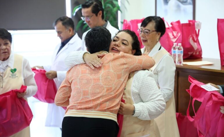 Voluntariado del IMSS Hidalgo entrega de 36 kits con prótesis mamarias artesanales