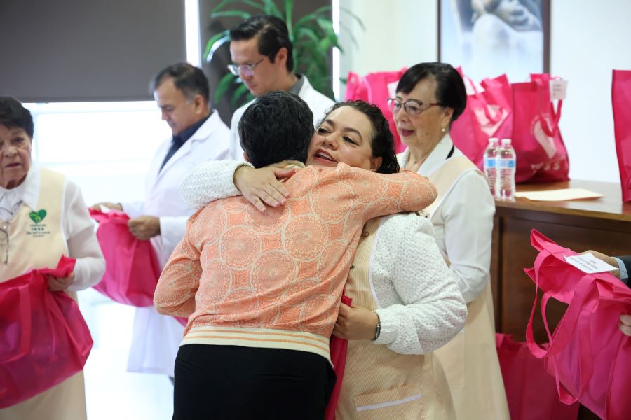Voluntariado del IMSS Hidalgo entrega de 36 kits con prótesis mamarias artesanales