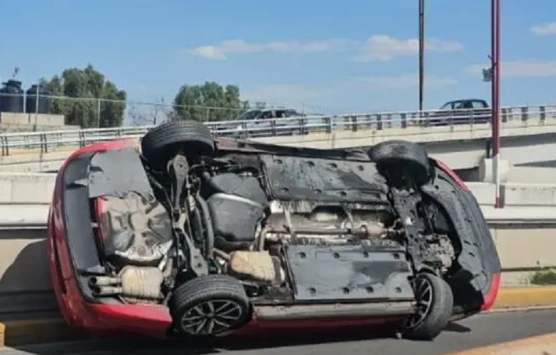 De Pelicula… Dos Autos Chocaron de Frente, Uno de los Vehi culos Volco y quedo con las Llanta Arriba sobre el Barandal del Puente