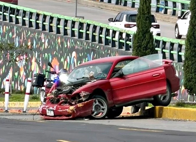 Accidente, Mustang Choco Contra la Infraestructura del Tuzobús