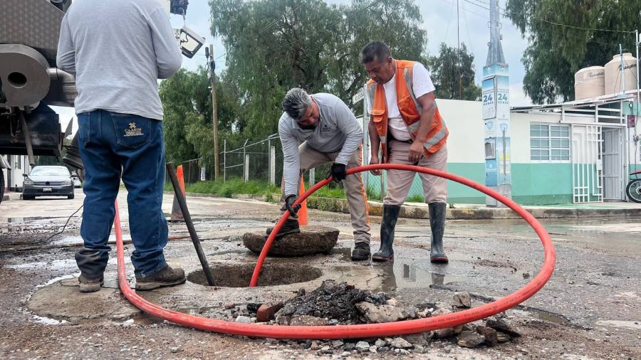 Caasim detecta daños en drenaje de la colonia Rojo Gómez y sustituye tubería afectada