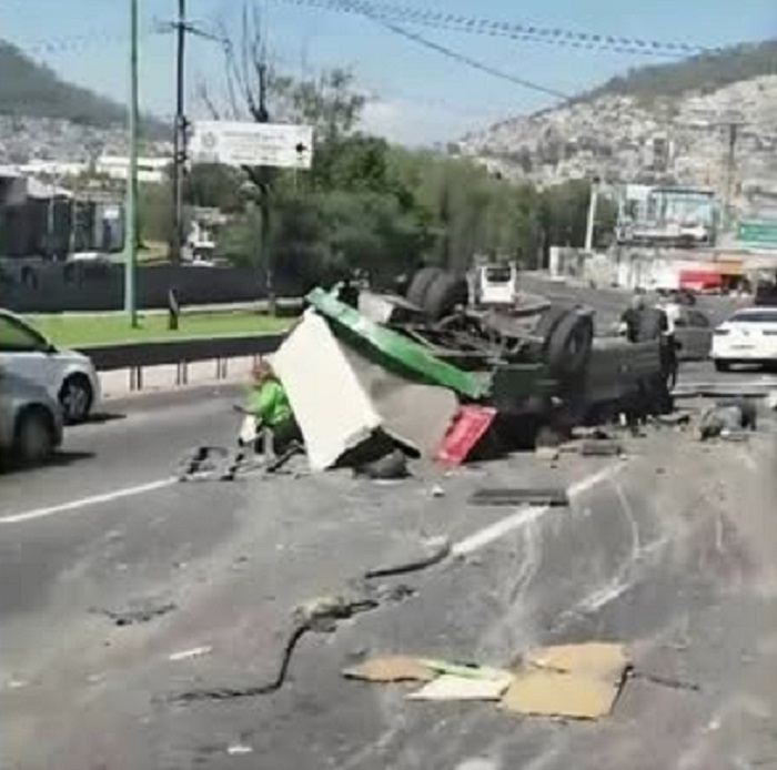 Chocó y Volcó Un Micrfobus del Serviicio Publico en la Autopista México-Pachuca, Deja 10 Heridos