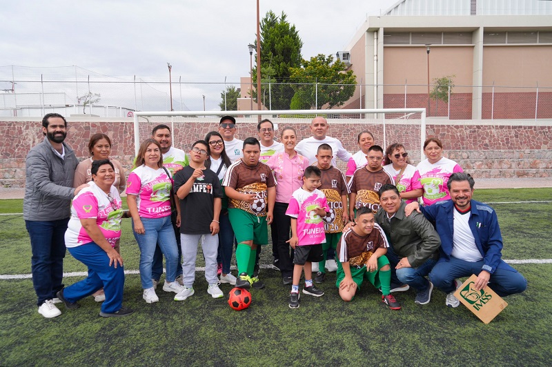 En San Luis Potosí, presidenta Sheinbaum convive con jugadoras y jugadores del Mundial Social