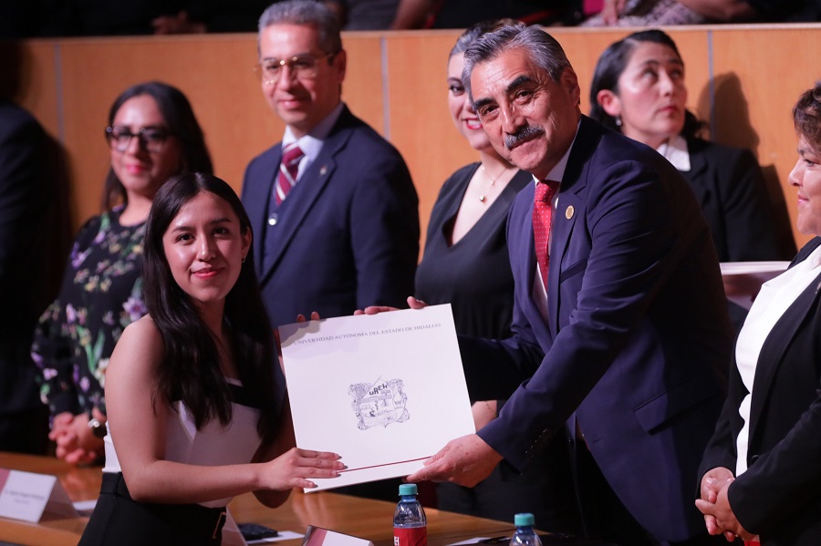 Entrega UAEH 443 títulos profesionales a nueva generación de egresados Garza
