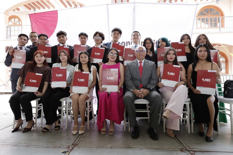 Entrega la ESTl 294 certificados de bachillerato y licenciatura a egresados Garza