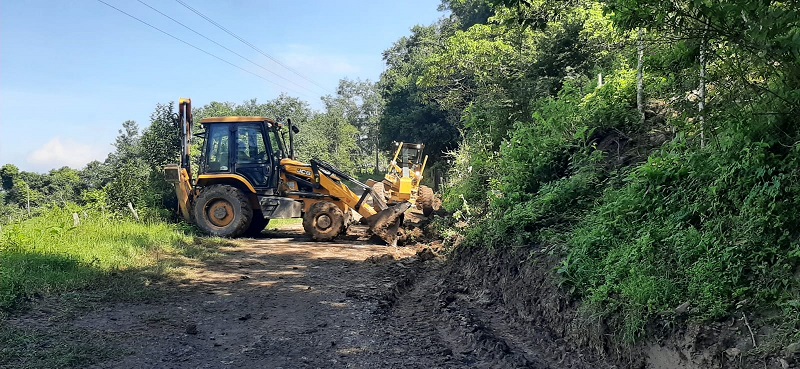 Gobierno de Hidalgo continúa con acciones de limpieza en caminos y carreteras