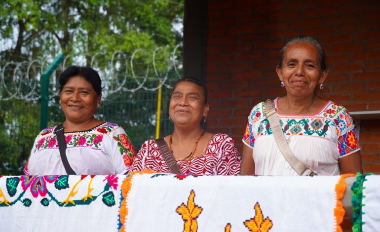 Gobierno de Hidalgo entrega dos paradores del Corredor Artesanal de la Huasteca en Huautla y Yahualica