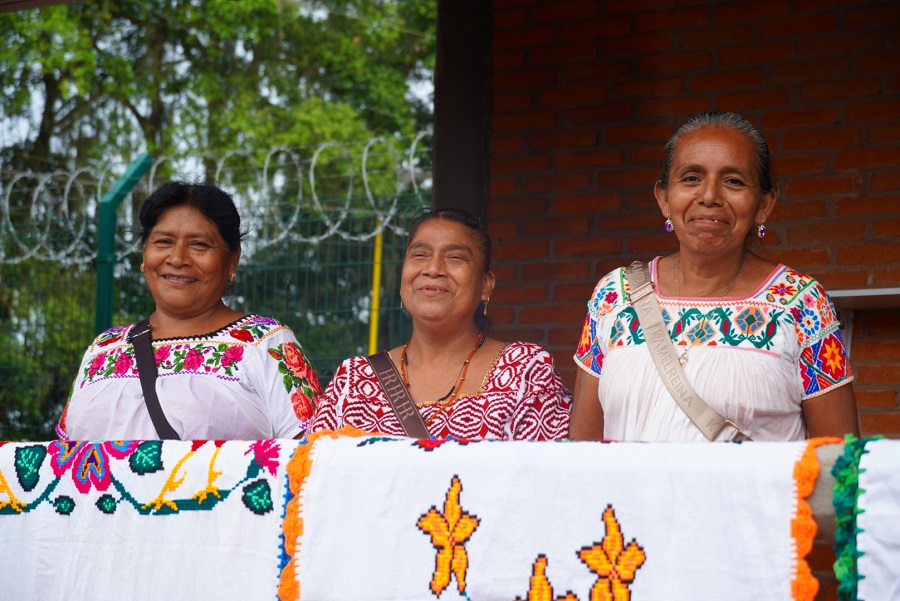 Gobierno de Hidalgo entrega dos paradores del Corredor Artesanal de la Huasteca en Huautla y Yahualica
