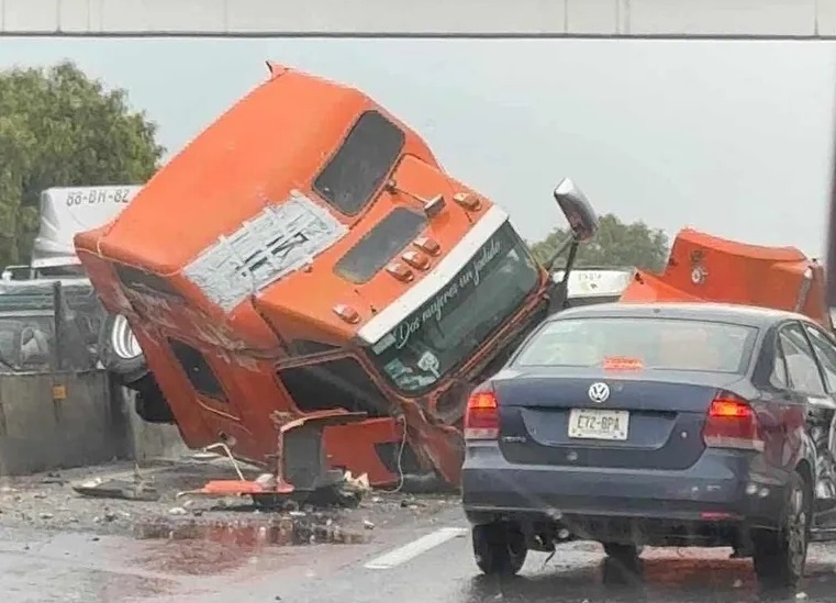 Tráiler choca Contra el Muro de Contención sobre la autopista México-Pachuca a la altura de Tizayuca, Saldo 2 Lesionados